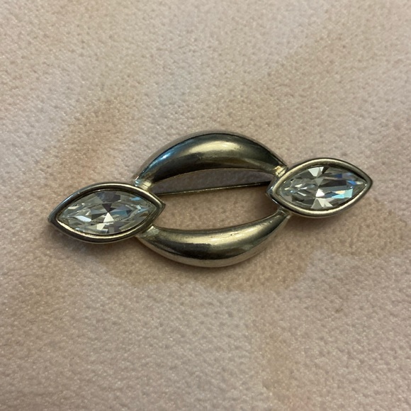 VINTAGE Rare signed S.A.L swarovski Clear Crystal Silver Toned Oval Pin Brooch - Picture 2 of 4